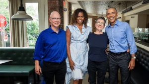 Công xưởng Hoa Kỳ: Trò chuyện với vợ chồng Obama American Factory: A Conversation with the Obamas